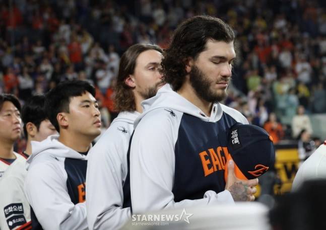 2025 신한 SOL Bank KBO리그 한화 이글스 대 LG 트윈스 경기가 29일 대전한화생명 볼파크에서 열렸다. 한화 폰세가 애국가가 울리자 예를 표하고 있다. /사진=김진경 대기자