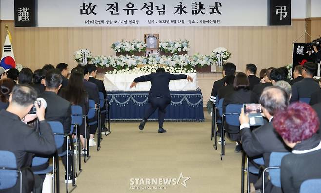 '개그계 대부' 故전유성의 영결식이 엄수된 28일 오전 서울아산병원 장례식장에서 코미디언 김정렬이 평소 고인이 좋아하던 '숭그리당당' 퍼포먼스를 하고 있다. /2025.09.28 /사진=이동훈 photoguy@