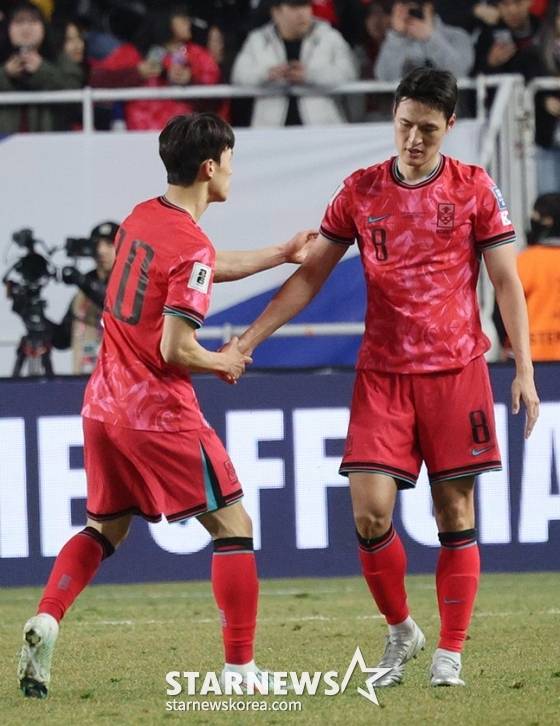 2026 북중미 월드컵 아시아 3차 예선 대한민국 대 요르단 경기가 지난 3월 수원월드컵경기장에서 열렸다. 경기가 끝난 뒤 박용우(오른쪽)가 고개를 숙이고 있다. /사진=김진경 대기자