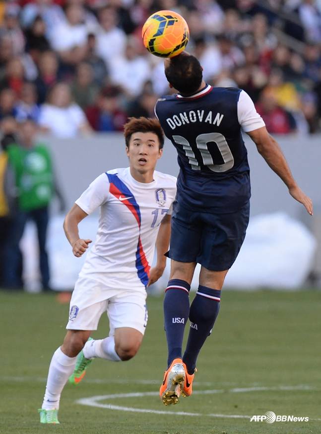 2014년 1월 열린 한국과 평가전에서 고요한(왼쪽)과 경합을 펼치고 있는 도노반. /AFPBBNews=뉴스1