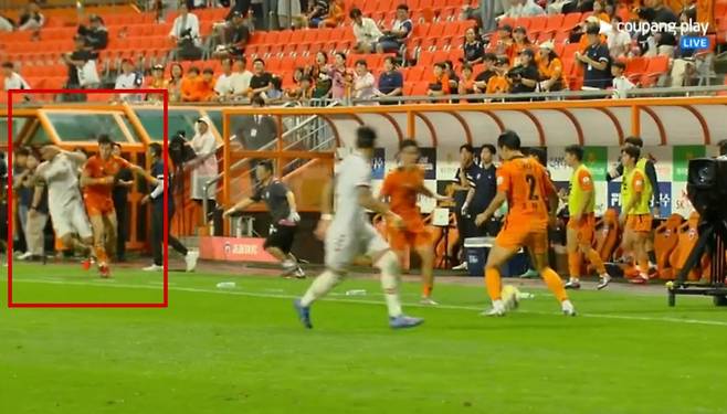 지난 28일 제주월드컵경기장에서 열린 수원FC와의 홈경기 후반 추가시간 벤치에 앉아있다 스로인을 방해한 수원FC 싸박에게 달려들어 강하게 몸으로 충돌한 제주 이창민(왼쪽 빨간색 네모). /사진=중계화면 캡처
