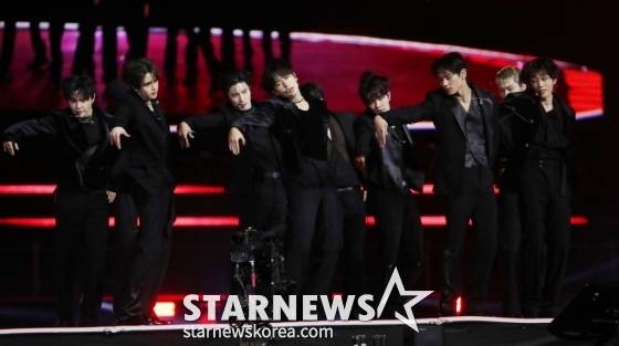 그룹 더보이즈가 30일 오후 서울 마포구 상암월드컵경기장에서 열린 '서울스프링페스타 2025' 원더쇼에서 멋진 무대를 선보이고 있다. /2025.04.30 /사진=김휘선 hwijpg@