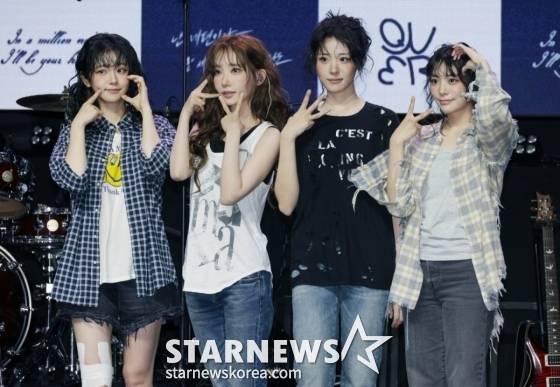 밴드 QWER이 9일 오후 서울 창천동 예스24 원더로크홀에서 진행된 미니 3집 '난 네 편이야, 온 세상이 불협일지라도' 쇼케이스에서 포즈를 취하고 있다.  이번 앨범의 타이틀곡 '눈물참기'는 눈물을 참을 수 없는 슬픔에도 희망찬 내일을 위해 다시 한 걸음 내딛는 곡으로 멤버 전원이 작사에 참여했다. /2025.06.09 /사진=이동훈 photoguy@