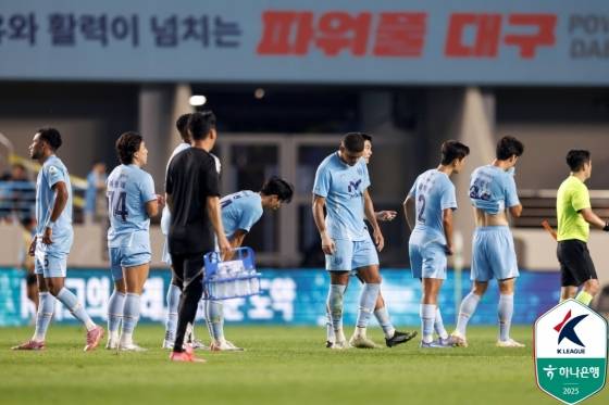 27일 대구iM뱅크파크에서 열린 하나은행 K리그 31라운드가 끝난 뒤 대구FC 선수들이 아쉬워하고 있다. /사진=한국프로축구연맹 제공