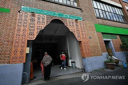 돼지머리가 놓여있던 파리 근교 몽트뢰유의 이슬람 사원 [AFP 연합뉴스 자료사진. 재판매 및 DB 금지]