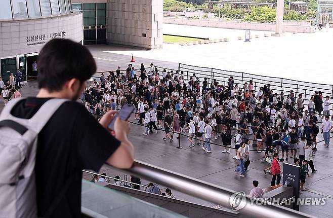 지난달 국립중앙박물관 관람객 70만명 육박 (서울=연합뉴스) 윤동진 기자 = 1일 서울 국립중앙박물관을 찾은 시민들이 입장을 위해 줄을 서 있다. 이날 국립중앙박물관에 따르면 올해 7월 1일부터 30일까지 국립중앙박물관을 찾은 관람객 수는 총 69만4천552명이다. 지난해 같은 기간 관람객(33만8천868명)의 배를 넘는 수치다. 2025.8.1 mon@yna.co.kr