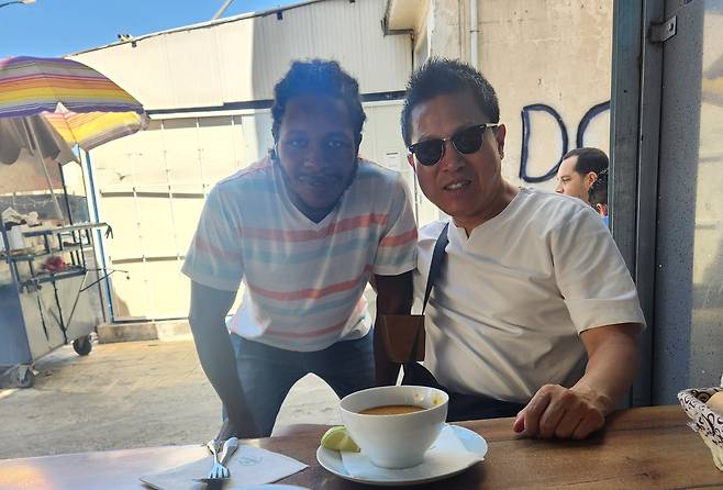 스팍스 한 카페에서 일하는 부르키나파소 출신 난민과 필자(오른쪽) [임기대 제공. 재판매 및 DB 금지]