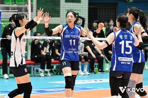 득점 후 육서영(중앙)과 하이파이브 하는 기업은행의 임명옥(왼쪽 8번).  [한국배구연맹 제공. 재판매 및 DB 금지]