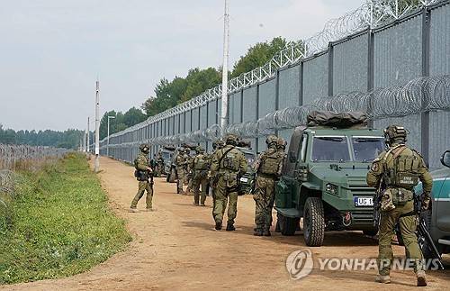폴란드-벨라루스 국경 지대 감시하는 폴란드 국경수비대 [AFP 연합뉴스 자료사진. 재판매 및 DB 금지]