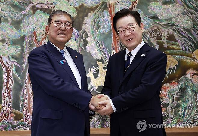 셔틀 외교 복원, 부산에서 만난 한일 정상 (부산=연합뉴스) 김도훈 기자 = 이재명 대통령과 이시바 시게루 일본 총리가 30일 부산 누리마루 APEC 하우스 기념관에서 악수하고 있다. 2025.9.30 [대통령실통신사진기자단] superdoo82@yna.co.kr