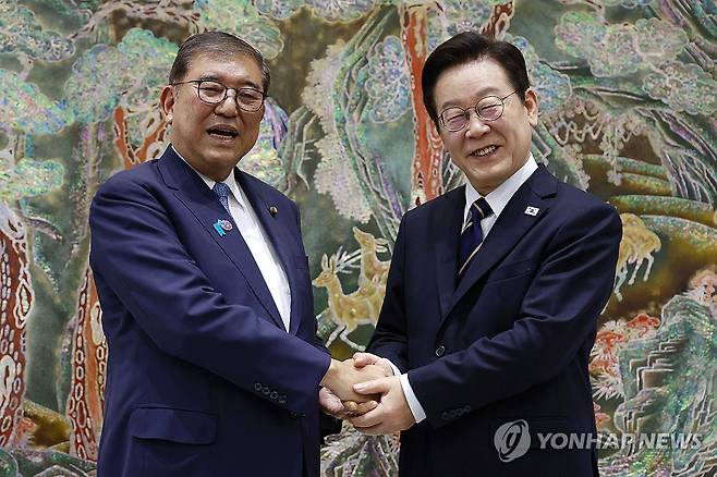 셔틀 외교 복원, 부산에서 만난 한일 정상 (부산=연합뉴스) 김도훈 기자 = 이재명 대통령과 이시바 시게루 일본 총리가 30일 부산 누리마루 APEC 하우스 기념관에서 악수하고 있다. 2025.9.30 [대통령실통신사진기자단] superdoo82@yna.co.kr