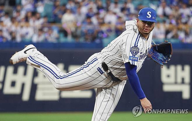 역투하는 삼성 후라도 (대구=연합뉴스) 김현태 기자 = 30일 대구 삼성라이온즈파크에서 열린 프로야구 KIA와 삼성의 경기. 1회 초 삼성 선발투수 후라도가 역투하고 있다. 2025.9.30 mtkht@yna.co.kr