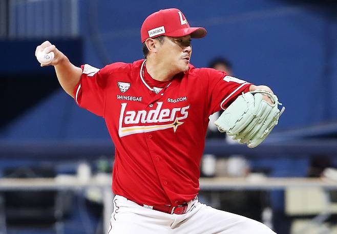 SSG 노경은의 역투 (서울=연합뉴스) SSG 노경은이 30일 서울시 구로구 고척스카이돔에서 열린 프로야구 키움과 방문 경기에 구원 등판해 역투하고 있다. [SSG 랜더스 제공. 재판매 및 DB금지]