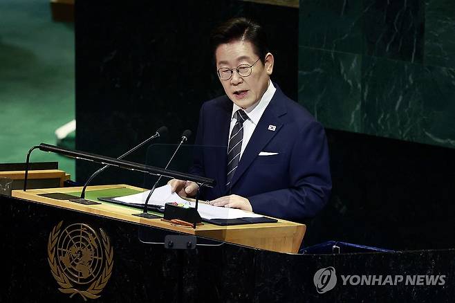 유엔 총회 기조연설하는 이재명 대통령 (뉴욕=연합뉴스) 한상균 기자 = 이재명 대통령이 23일(현지시간) 미국 뉴욕 유엔본부 총회장에서 기조연설을 하고 있다. 2025.9.24 xyz@yna.co.kr