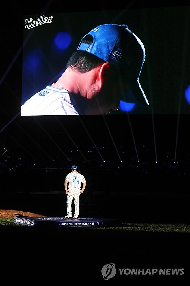 은퇴하는 오승환 (대구=연합뉴스) 김현태 기자 = 30일 대구 삼성라이온즈파크에서 열린 삼성의 마무리투수 오승환의 은퇴식에서 오승환이 팬들에게 인사하기 위해 단상에 오르고 있다. 2025.9.30 mtkht@yna.co.kr