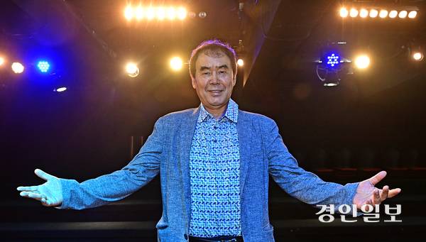 지난해 창단 30주년을 맞은 극단 ‘십년후’의 송용일 대표가 인천 중구 신포아트홀 무대를 배경으로 포즈를 취하며 “더 치열하게 작업하고 싶다”는 다짐을 전했다. /조재현기자 jhc@kyeongin.com