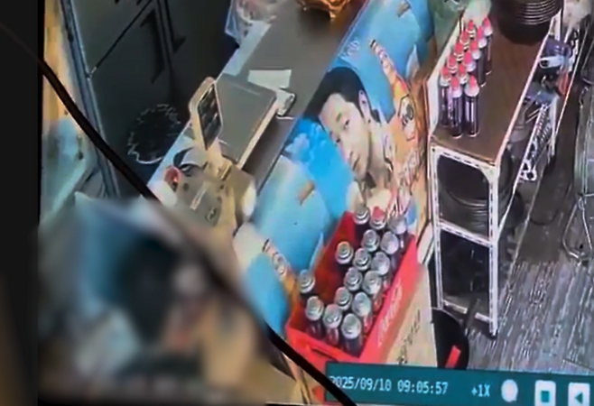 ▲ 안산 한 음식점 카운터에서 현금을 훔치는 20대 외국인./사진제공=경기남부경찰청