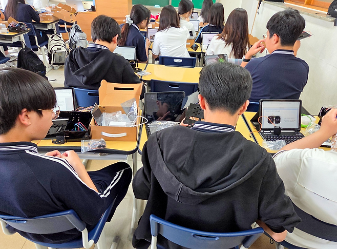 ▲&nbsp;서해고등학교 학생들이 주제융합 프로그램을 진행하고 있다. /사진제공=서해고등학교