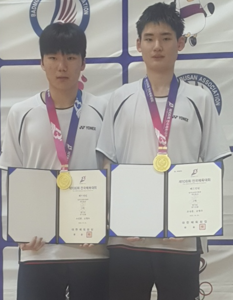 전국체전 배드민턴 남자 18세 이하부 개인복식서 우승한 조형우(사진 왼쪽·광명북고)와 조성훈(매원고)이 시상식후 기념촬영을 하고 있다. 사진=매원고등학교