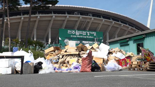 1일 전주월드컵경기장 주차장 한쪽에 쓰레기 더미가 쌓여 있다. 김지원 기자