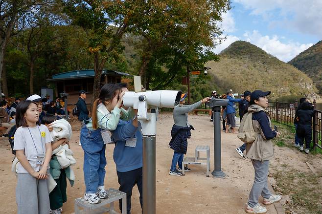 한 어린이가 망원경을 통해 국보 제285호 '반구대 암각화'를 살펴보고 있다. 울산매일 포토벵크