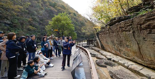 방문객들이 국보 제147호 '천전리 명문과 암각화'를 살펴보며 울산시 문화관광해설사의 설명을 듣고 있다. 울산매일 포토뱅크