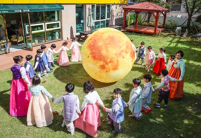 추석을 닷새 앞둔 1일 울산 중구 아리솔유치원 원생들이 한복을 곱게 차려입고 유치원 야외마당에서 추석 명절에 즐겨하는 대표적인 민속놀이 '강강술래'를 배워보고 있다. 이수화 기자