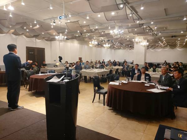 제8기 경남매일CEO아카데미 10차 강의가 지난달 30일 김해시 아이스퀘어호텔에서 열렸다. 사진은 강연을 펼치고 있는 강석진 이사장. / 허충호 기자