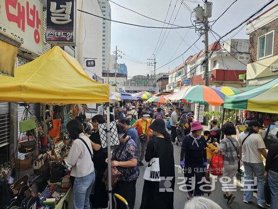 ▲ 30일 추석 대목을 맞아 대형마트에 비해 우수한 가격 경쟁력과 민생회복 소비쿠폰 등의 영향으로 울산 중구 태화종합시장에 인파가 몰렸다.