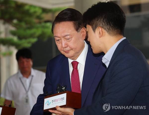 윤석열 전 대통령이 7월 5일 내란 특검의 2차 조사를 받기 위해 조은석 특별검사팀 사무실이 있는 서울 서초구 서울고검에 출석하고 있다. 윤 전 대통령은 취재진 질문에 답변 없이 사무실로 향했다. /연합뉴스