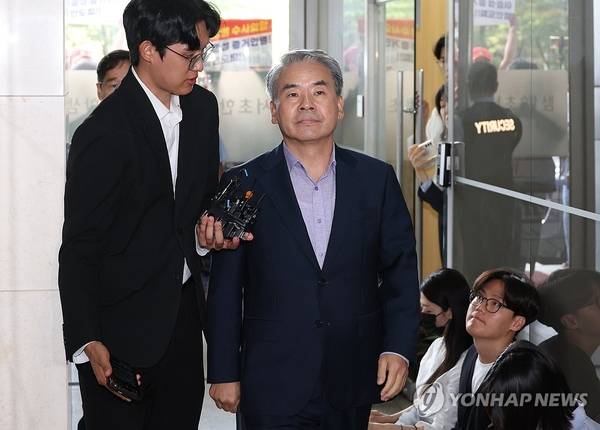 이종섭 전 국방부 장관이 9월 23일 서울 서초구 이명현 순직해병 특별검사팀 사무실에 채상병 사건 수사 외압·은폐 의혹과 관련해 첫 피의자 조사를 받기 위해 출석하고 있다.