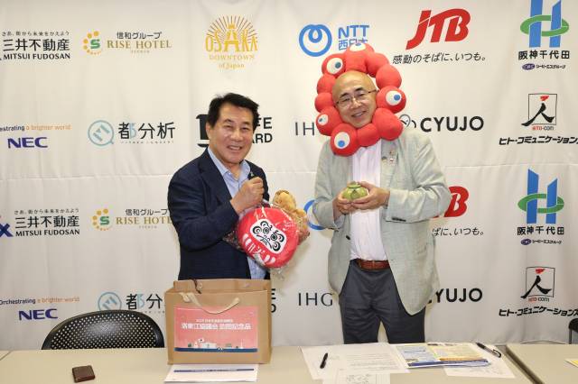 나동연 낙동강협의회 회장이 지난달 22일 오사카관광국에서 미조하타 히로시 이사장과 선물을 교환한 뒤 기념사진을 찍고 있다. 김태권 기자