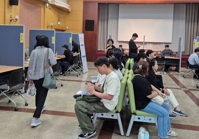 '잡크래프트 X 내일만나요 : 커리어페스타 2025'에서 지역 청년·중장년 구직자들이 면접을 기다리고 있다. 대구상의 제공