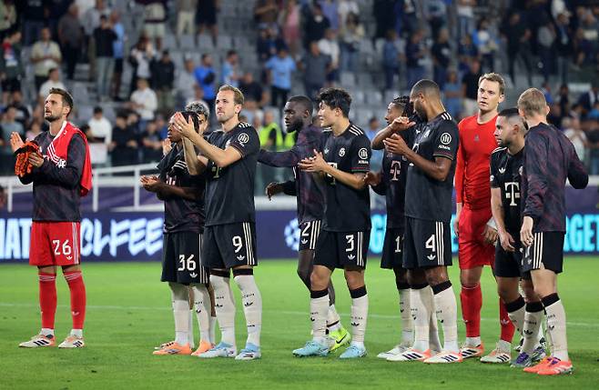 김민재를 비롯핸 바이에른 뮌헨 선수들이 UCL 리그 페이즈 2차전 파포스 원정경기에서 대승을 거둔 뒤 팬들에게 인사를 하고 있다. 사진=AFPBBNews