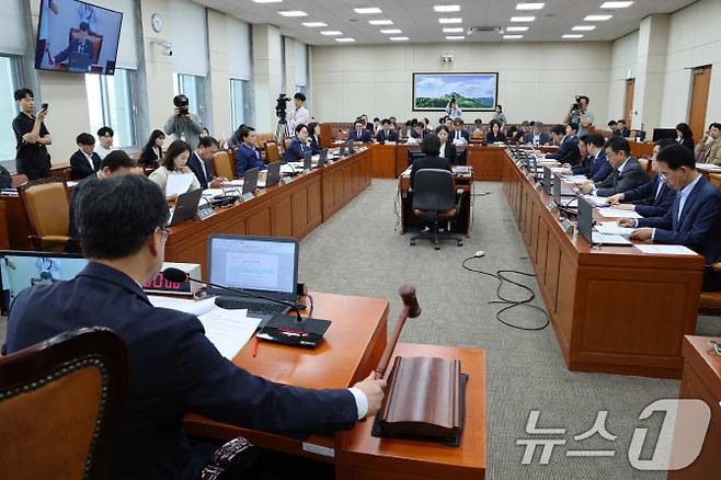 안호영 국회 환경노동위원회 위원장이 지난 9월 19일 오전 서울 여의도 국회에서 열린 환노위 전체회의에서 의사봉을 두드리고 있다. 사진=뉴스1