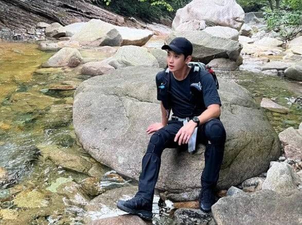 김수현의 등산 모습. 2022년 사진으로 기사 내용과 관련 없음.(사진=김수현 사회관계망서비스)