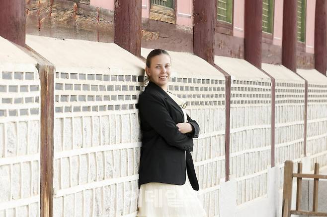 오는 8일부터 12일까지 열리는 ‘가을 궁중문화축전’에 외국인 자원봉사자(궁이둥이)로 참여하는 러시아 유학생 굴리아에바 아나스타샤가 지난 30일 서울 종로구 국립고궁박물관 카페 사랑에서 가진 이데일리와 인터뷰에 앞서 포즈를 취하고 있다. (사진=이영훈 기자)