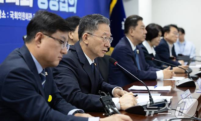 정성호 법무부 장관이 지난달 30일 서울 여의도 국회에서 열린 '경제형벌 민사책임 합리화 당정협의'에서 모두발언하고 있다./뉴스1 ⓒ News1 이승배 기자