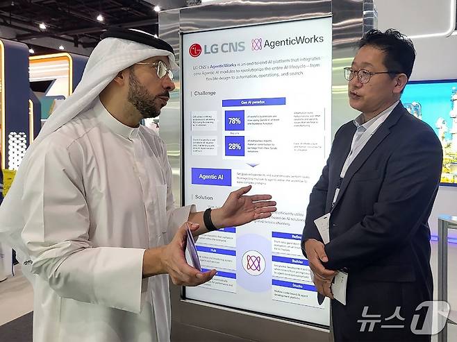 LG CNS 직원이 IDCE 2025에 마련한 부스에서 고객과 논의하고 있다.(LG CNS 제공)