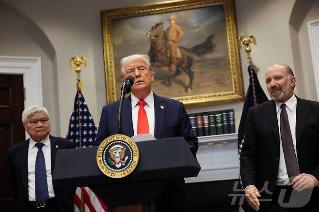 도널드 트럼프 미국 대통령이 3일(현지시간) 워싱턴 백악관에서 C.C. 웨이 대만 TSMC CEO와 하워드 러트닉 상무 장관이 배석한 가운데 반도체 생산설비 투자 계획을 발표하고 있다. 2025.03.04 ⓒ 로이터=뉴스1