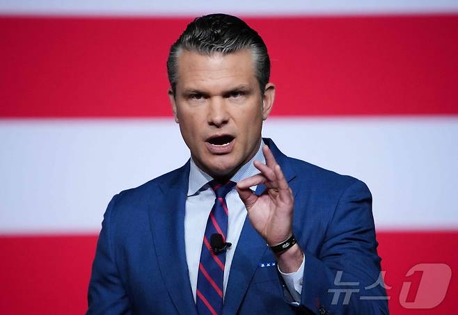 피트 헤그세스 미 국방부 장관이 지난달 30일(현지시간) 버지니아주 콴티코 해병대 기지에서 열린 행사에서 전 세계 주요 기지에서 소집된 미군 고위 장교들을 대상으로 연설했다. 이 연설에서 뚱뚱한 병사나 지휘관을 보는 것이 싫다고 발언했다. 2025.09.30. ⓒ AFP=뉴스1