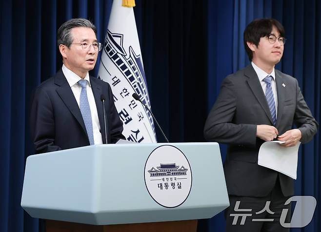 김용범 정책실장이 1일 서울 용산 대통령실 청사에서 샘 올트먼 오픈AI CEO 접견 관련 브리핑을 하고 있다. 오른쪽은 하정우 AI미래기획수석. 2025.10.1/뉴스1 ⓒ News1 허경 기자