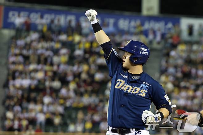 1일 오후 서울 송파구 잠실야구장에서 열린 프로야구 2025 신한 SOL 뱅크 KBO 리그 NC 다이노스와 LG 트윈스의 경기 4회초 1사 만루상황에서 NC 김형준이 2타점 적시타를 친 후 기뻐하고 있다. 2025.10.1/뉴스1 ⓒ News1 황기선 기자