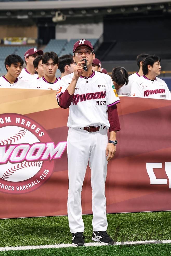 키움 설종진 감독이 30일 서울 고척스카이돔에서 열린 2025 KBO리그 SSG와 홈 최종전에서 발언하고 있다. 사진 | 키움 히어로즈