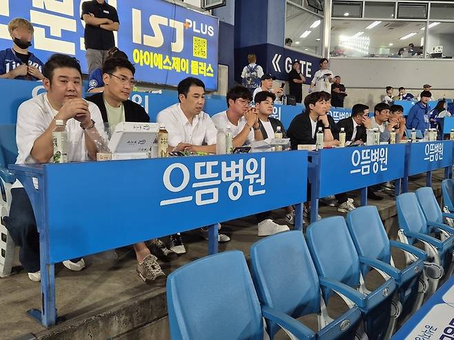 30일 대구 삼성라이온즈파크에서 오승환의 은퇴식이 열린 가운데, SSG 추신수 보좌역을 비롯해 이대호, 김태균, 이동현, 정근우, 채병용, 박재상, 김백만, 채태인, 김강민 등이 현장을 찾았다. 사진 | SSG 랜더스