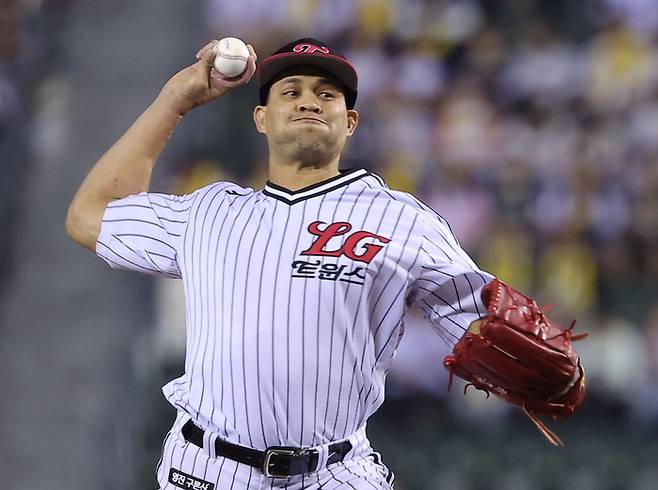 1일 서울 잠실야구장에서 열린 KBO리그 NC와 LG의 경기. 1회초 LG 선발 치리노스가 역투하고 있다.  사진 | 연합뉴스