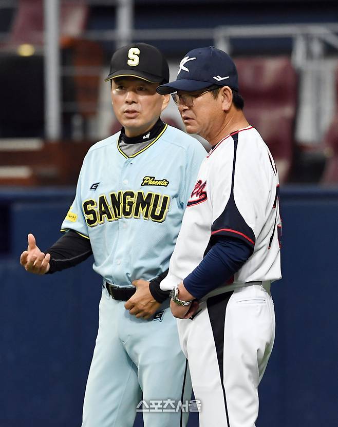 항저우 아시안게임 한국 야구 국가대표팀의 류중일 감독(오른쪽)이 26일 고척 스카이돔에서 진행된 상무와의 연습 경기에 앞서 훈련 중 상무 박치왕 감독과 이야기를 나누고 있다. 고척 | 박진업기자 upandup@sportsseoul.com