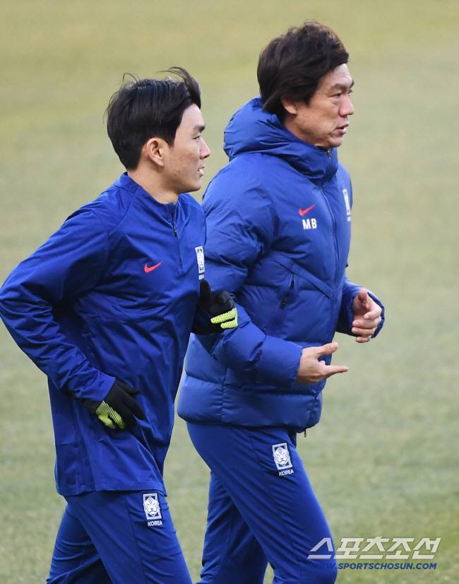 홍명보 감독이 이끄는 축구대표팀이 19일 고양종합운동장에서 훈련했다. 황인범이 홍명보 감독과 함께 러닝을 하고 있다. 대표팀은 20일 오만, 25일 요르단과 2026 북중미 월드컵 아시아지역 3차 예선을 치른다. 고양=정재근 기자 cjg@sportschosun.com/2025.3.19/