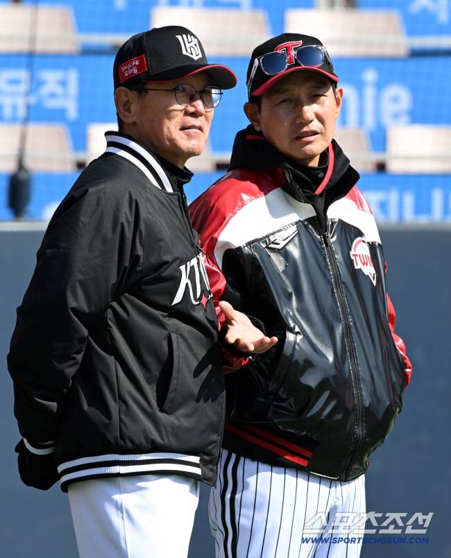 이강철 감독과 염경엽 감독이 이야기를 나누고 있다. 수원=허상욱 기자wook@sportschosun.com/2024.03.09/