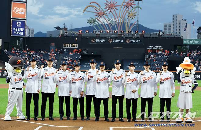 30일 대전한화생명볼파크에서 열린 롯데와 한화의 경기, 경기 전 2026 한화 이글스의 신인 선수 11인이 시구를 마친 후 기념촬영을 하고 있다. 대전=허상욱 기자wook@sportschosun.com/2025.09.30/